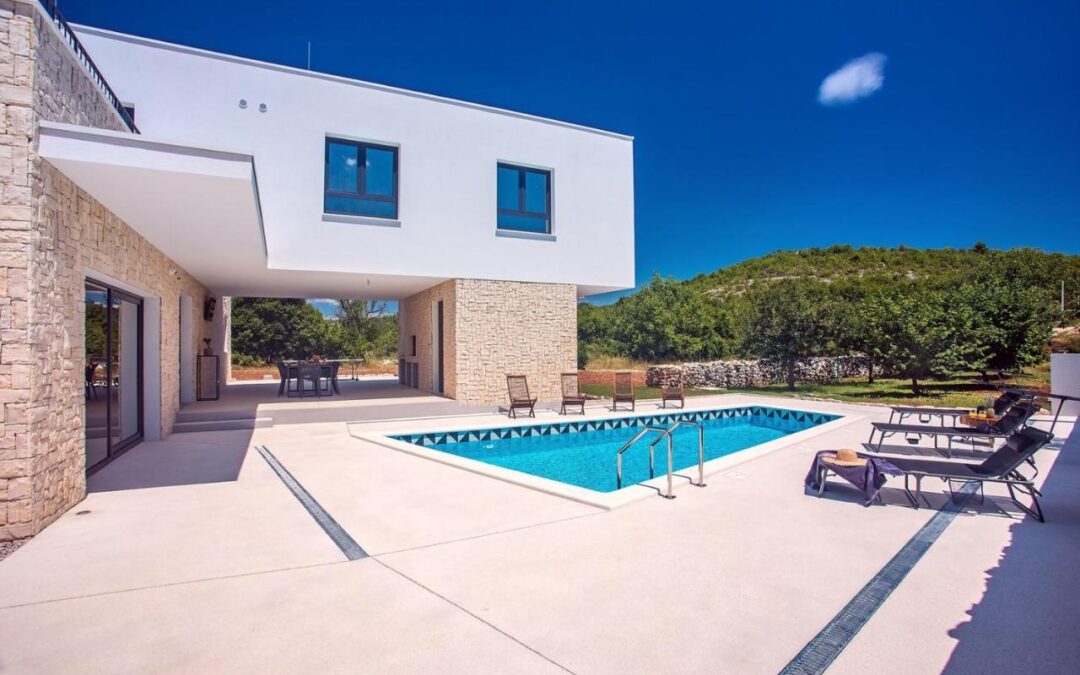 Prekrasna moderna kuća sa bazenom – Splitska regija