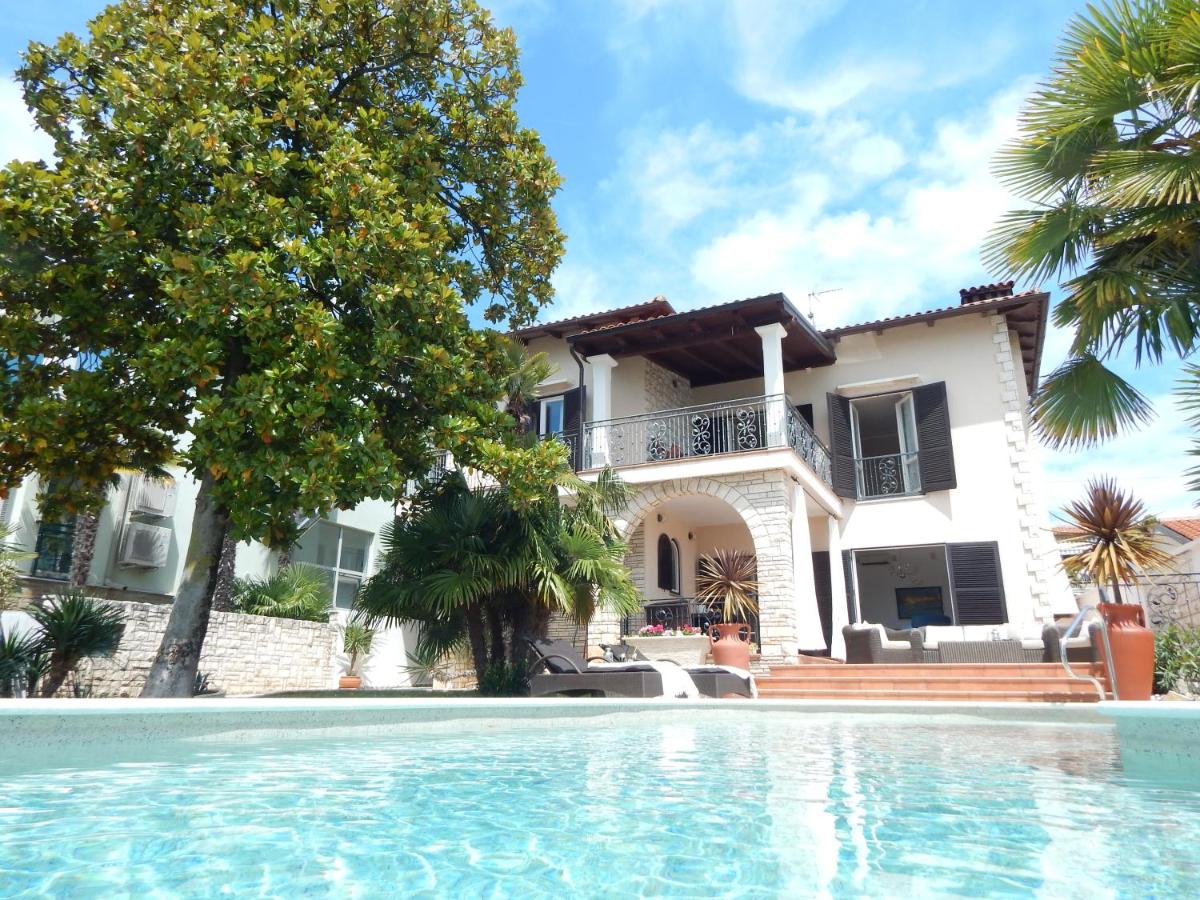Seafront house in Istria, Umag, garage, pool, Croatia for sale