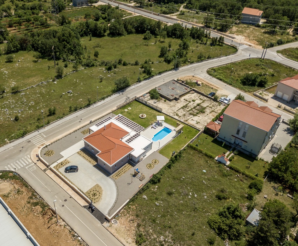 Villa in Split County for sale by Knez Croatia Location: Split county Built: 2017 Inside space: 250 m2 Plot size: 1885 m2 Bedrooms:  4 Bathrooms:  6 Heating: Central heating, air-condition Cooling: air-condition Pool:  9x3 m Parking: 5 Game room Machinery Watering system