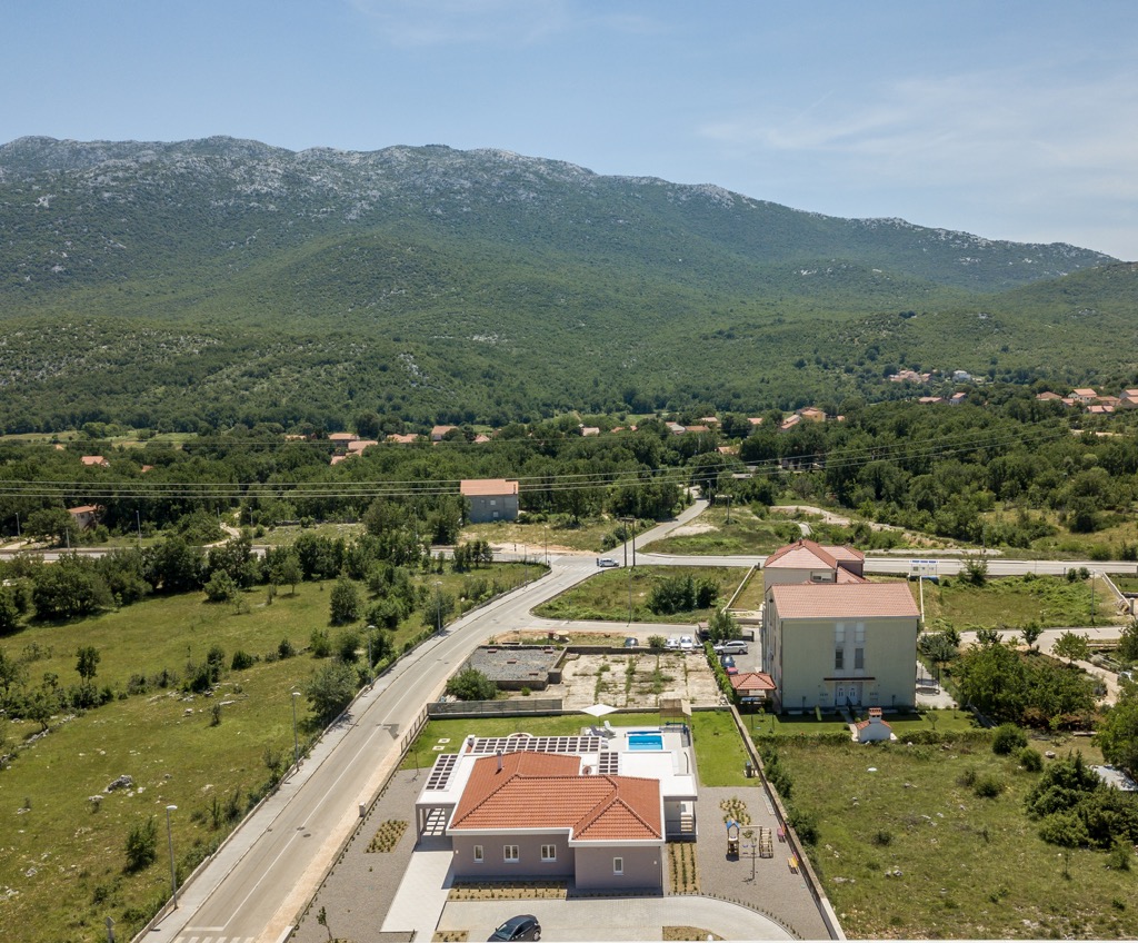Villa in Split County for sale by Knez Croatia Location: Split county Built: 2017 Inside space: 250 m2 Plot size: 1885 m2 Bedrooms:  4 Bathrooms:  6 Heating: Central heating, air-condition Cooling: air-condition Pool:  9x3 m Parking: 5 Game room Machinery Watering system