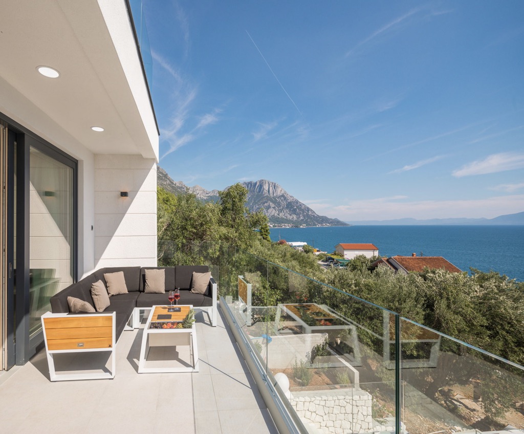 Sea view villa in Makarska, for sale, parking beach front