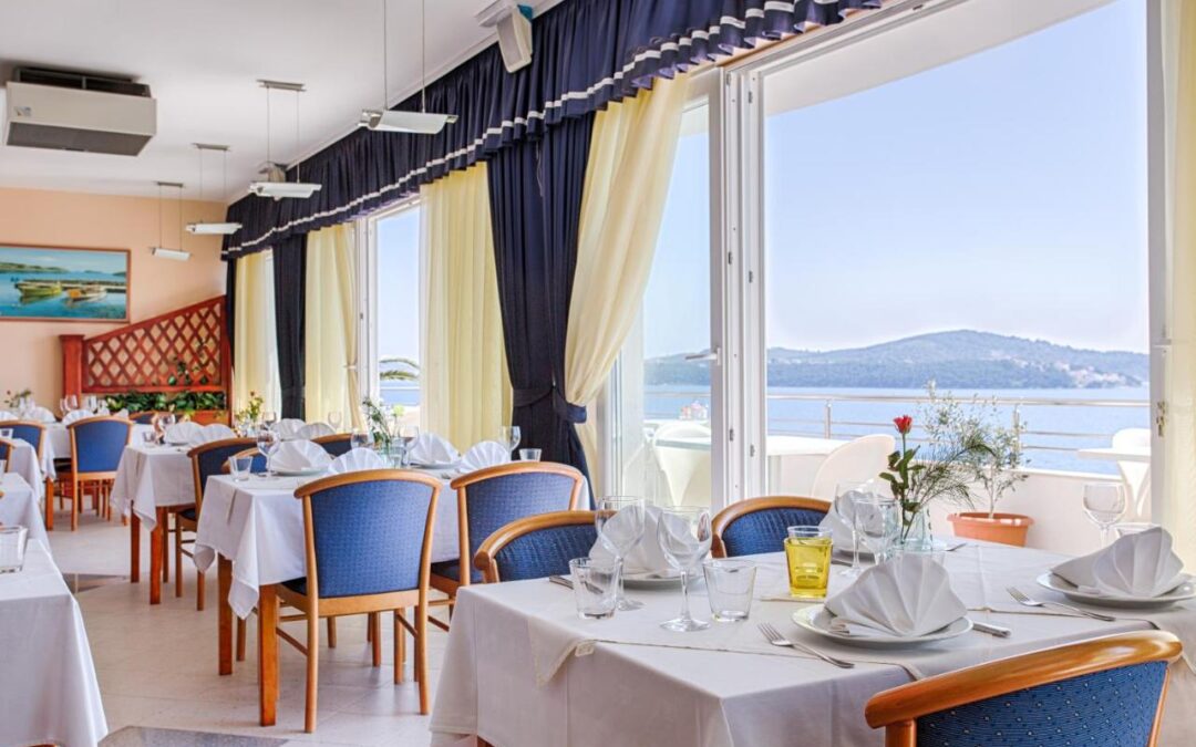 Elegantes Hotel mit Meerblick – Trogir
