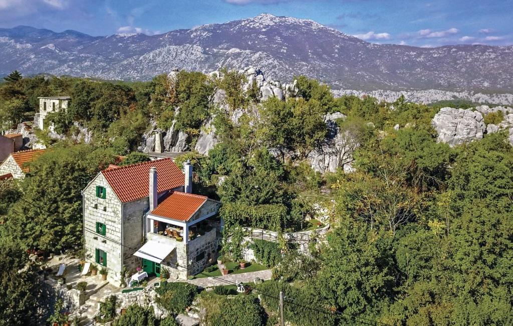 Märchenhafte Steinvilla zum Verkauf – Gebiet Omiš