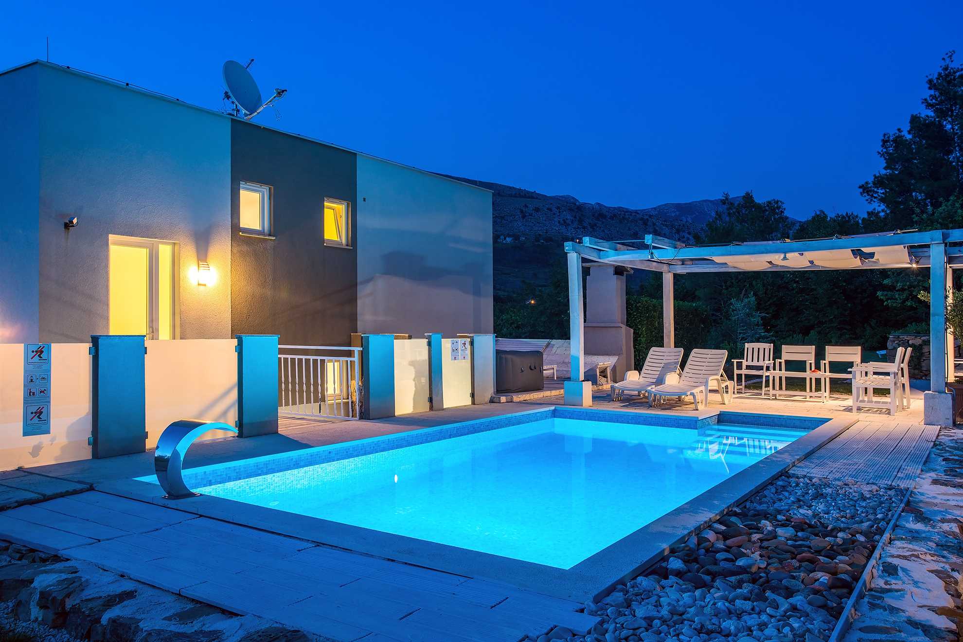 House for sale in Split region, nature, garage, swimmin pool, garden