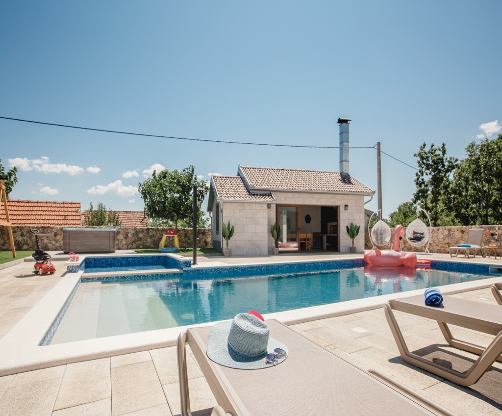 House for sale in Imotski, Split region, swimming pool,