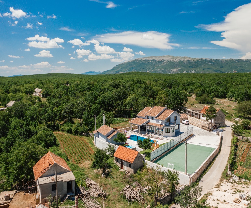 House for sale in Imotski, Split region, swimming pool, 