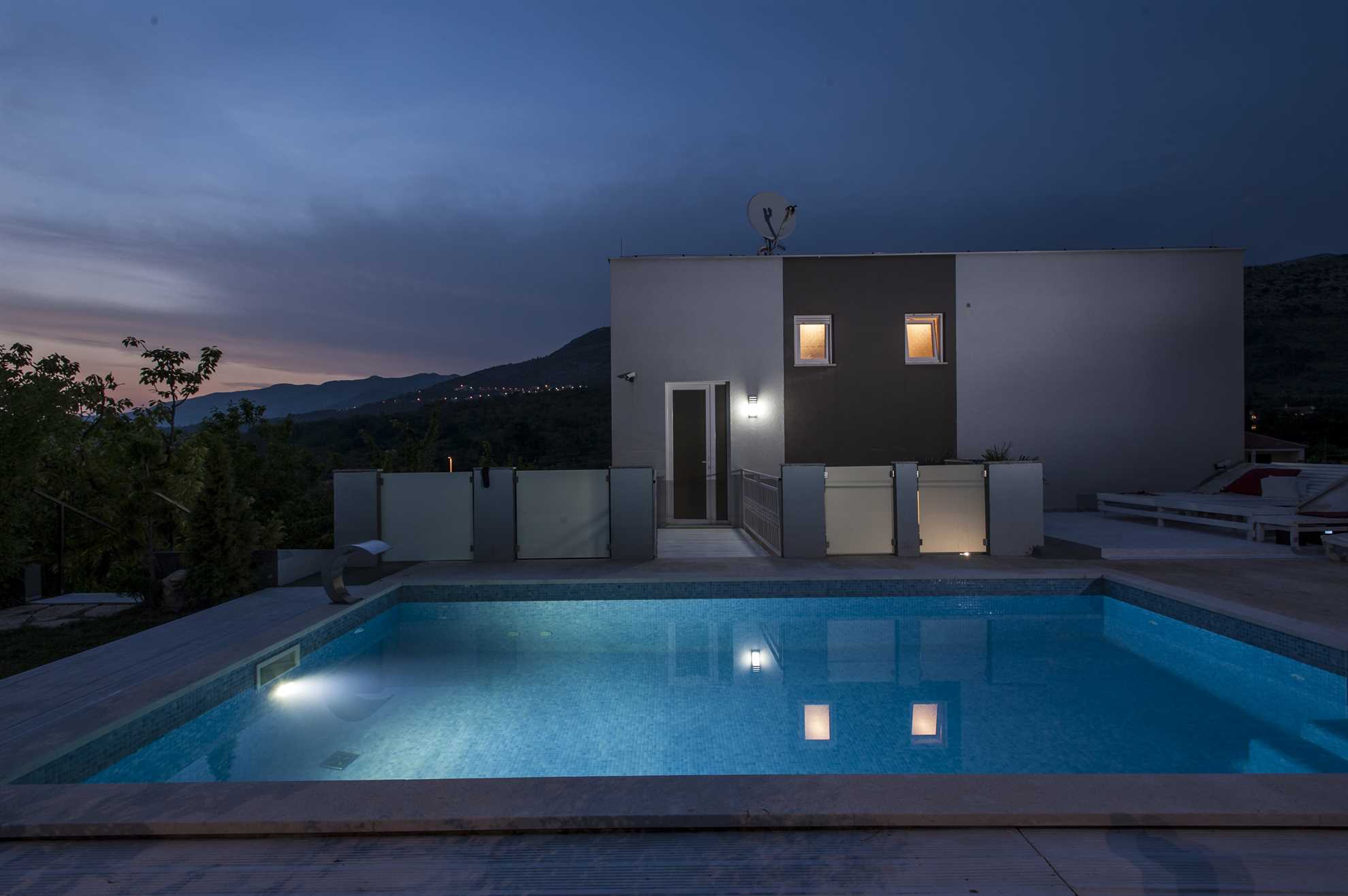 House for sale in Split region, nature, garage, swimming pool, garden