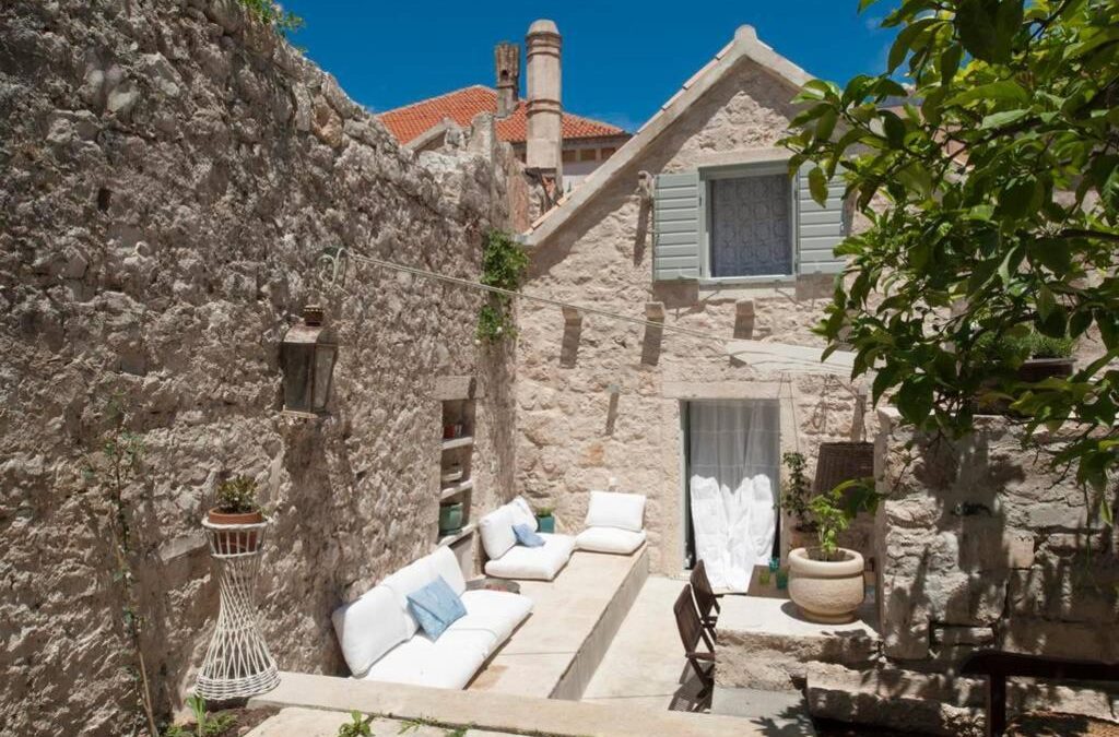 Amazing Stone Home In Vis