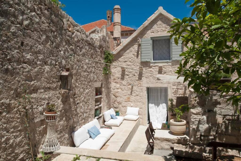 Stone home for sale in Vis, heritage property near by sea