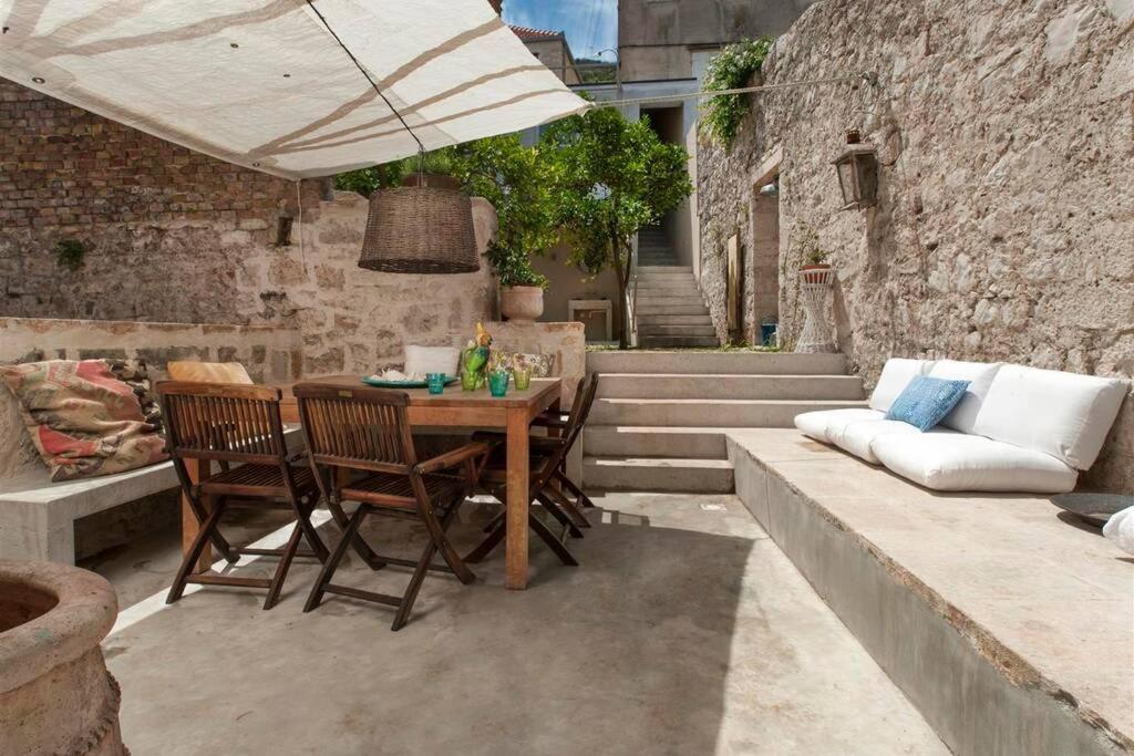 Stone home for sale in Vis, heritage property near by sea