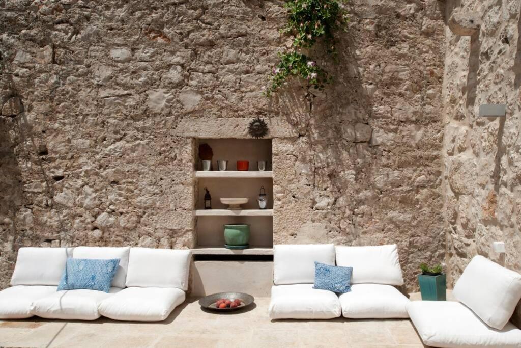 Stone home for sale in Vis, heritage property near by sea