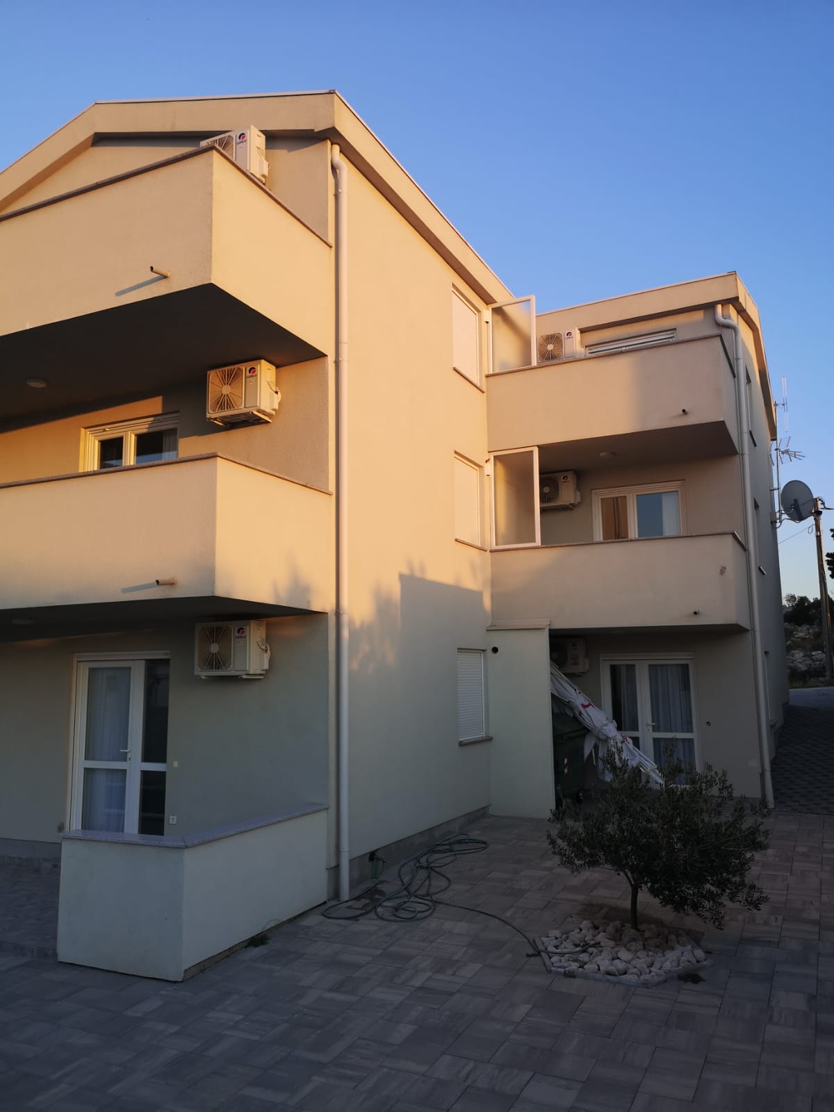 Apartment house for sale in Cesarica Kvarner