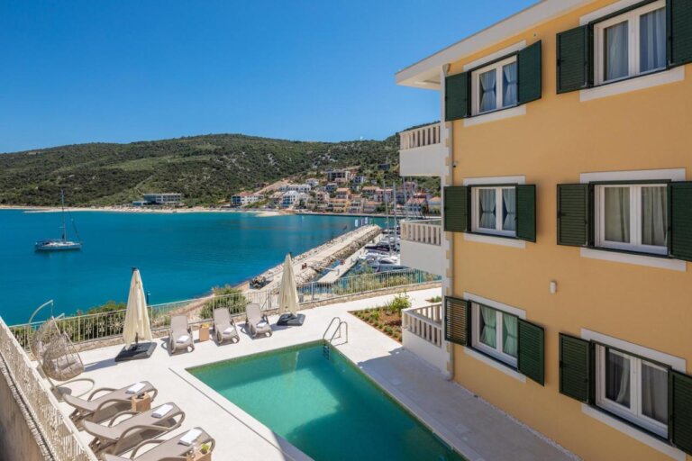 Hotell vid havet nära Trogir